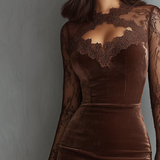 Minivestido vintage marrón en ante, con escote en forma de gota y mangas de encaje