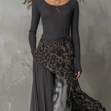 Maxivestido con rayas grises y patrón de leopardo y dobladillo asimétrico