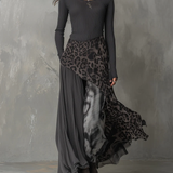 Maxivestido con rayas grises y patrón de leopardo y dobladillo asimétrico