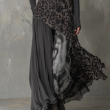 Maxivestido con rayas grises y patrón de leopardo y dobladillo asimétrico