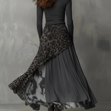 Maxivestido con rayas grises y patrón de leopardo y dobladillo asimétrico