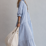 Vestido maxi de rayas azules de estilo camisero holgado