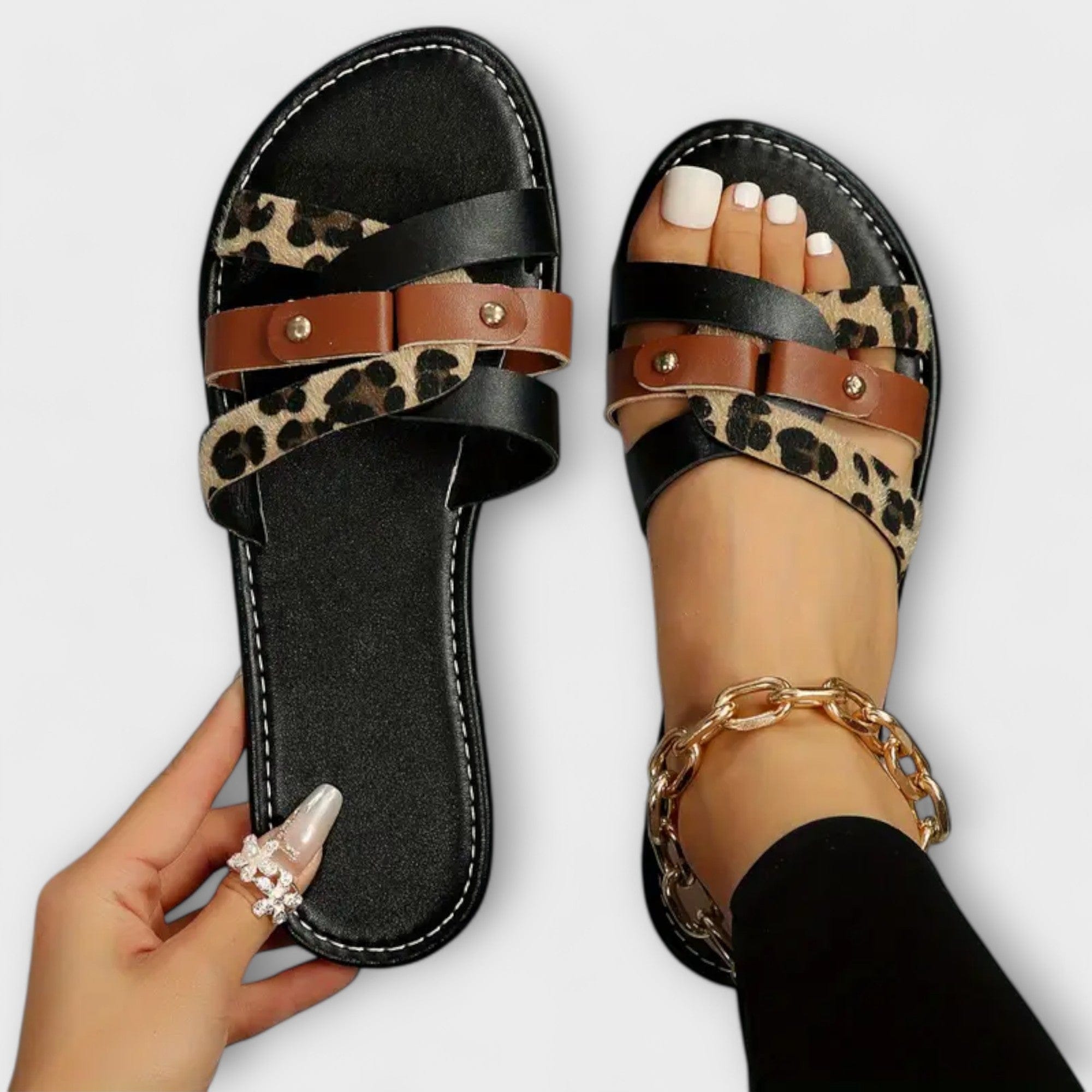 Sandalias de leopardo con correas cruzadas