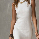 Vestido midi sin cuello con abertura en el dobladillo.