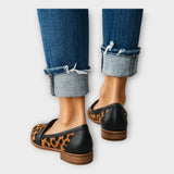 Par de mocasines elegantes con diseño moderno