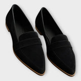 Par de mocasines elegantes con diseño moderno