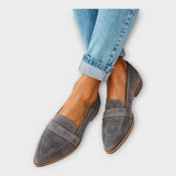 Par de mocasines elegantes con diseño moderno