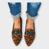Par de mocasines elegantes con diseño moderno
