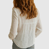 Blusa femenina de lino con corte suelto y cuello clásico