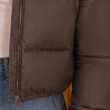 Chaqueta acolchada recortada para mujer con bolsillos con cremallera y cuello alto