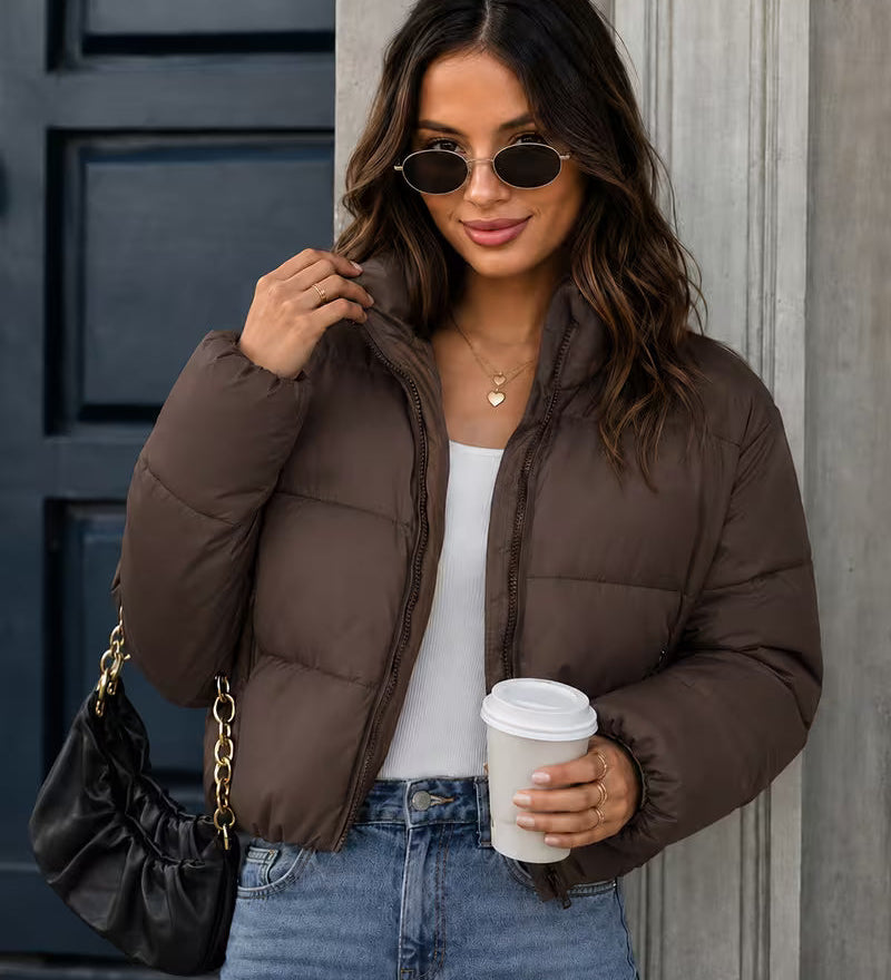 Chaqueta acolchada recortada para mujer con cremallera frontal y cuello alzado