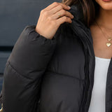 Chaqueta acolchada recortada para mujer con cremallera frontal y cuello alzado