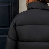 Chaqueta acolchada recortada para mujer con cremallera frontal y cuello alzado
