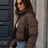 Chaqueta acolchada recortada para mujer con cremallera frontal y cuello alzado