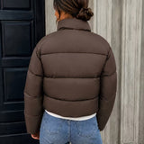 Chaqueta acolchada recortada para mujer con cremallera frontal y cuello alzado
