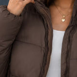Chaqueta acolchada recortada para mujer con cremallera frontal y cuello alzado
