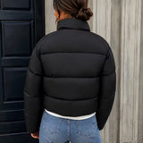Chaqueta acolchada recortada para mujer con cremallera frontal y cuello alzado