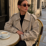 Abrigo Trench Corto para Mujer con Frente Doble Botonadura y Puños con Hebilla