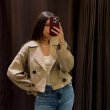 Abrigo Trench Corto para Mujer con Doble Botonadura y Cuello de Solapa