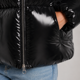 Chaqueta Puffer Cortada Brillante para Mujer con Capucha y Cierre Frontal